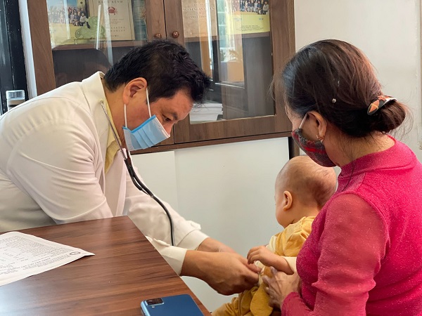 Bác sĩ khám dinh dưỡng cho bé tại Hà Nội
