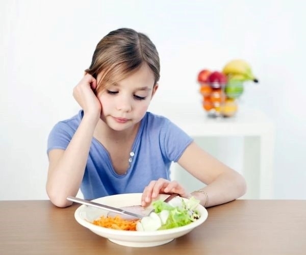 Trẻ cần khám dinh dưỡng gồm các em chậm phát triển, biếng ăn, thừa cân, có vấn đề tiêu hóa hoặc chế độ ăn thiếu cân đối