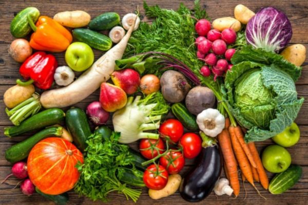 Rau xanh và trái cây chứa nhiều chất xơ, vitamin và khoáng chất cần thiết cho cơ thể