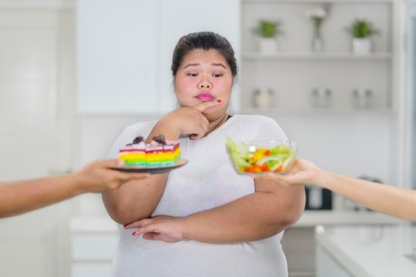 Ưu tiên chọn thực phẩm giàu xơ, đạm nạc, ít đường; tránh đồ chiên, nước ngọt và tinh bột tinh chế để kiểm soát cân nặng