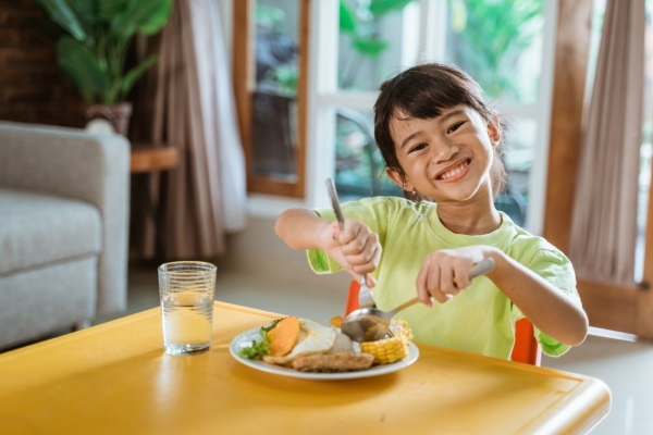 Cha mẹ linh hoạt kết hợp các thực phẩm giàu dinh dưỡng để giúp trẻ còi xương hấp thu đủ chất cần thiết cho phát triển toàn diện