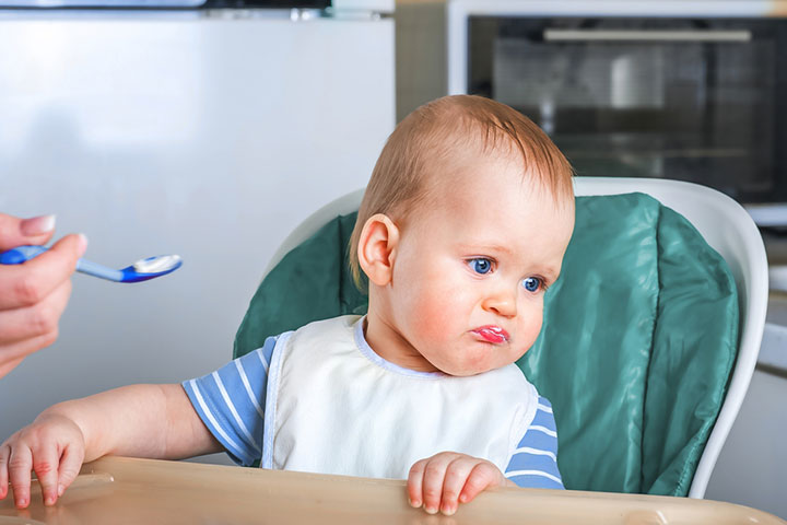 Trẻ có thể quay mặt đi, nhổ thức ăn ra, bịt miệng từ chối ăn hoặc nôn trớ | viamclinic.vn