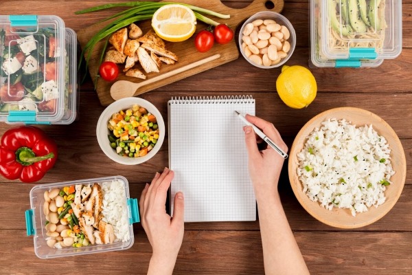 Thực đơn cho người tiểu đường nên gồm rau xanh, ngũ cốc nguyên hạt, protein nạc, trái cây ít đường, chất béo tốt