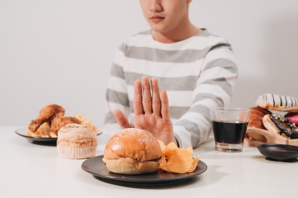 Người tiểu đường nên tránh đồ ngọt, tinh bột nhanh, chất béo xấu, muối và đồ uống có ga hoặc cồn để ổn định đường huyết và sức khỏe tim mạch