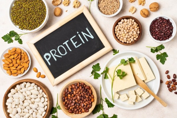 Nhóm thực phẩm giàu protein hỗ trợ kiểm soát đường huyết nhờ làm chậm hấp thu glucose, tăng cảm giác no và cải thiện độ nhạy insulin
