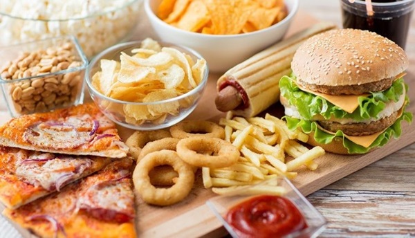 Hạn chế cho trẻ ăn những loại thức ăn nhanh hoặc thực phẩm chế biến sẵn