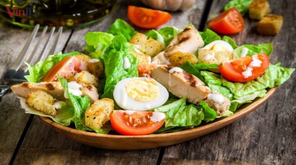 bữa sáng với Salad ức gà kết hợp với trứng luộc