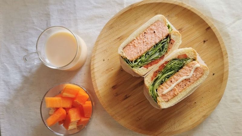 Bữa sáng với bánh mì sandwich cá hồi