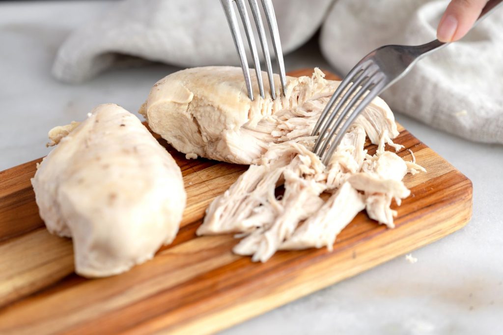 Phần ức gà (thịt trắng) là lựa chọn phổ biến trong chế độ ăn ít béo, giàu đạm.